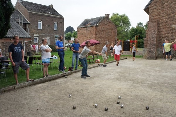 groupe jouant à la pétanque